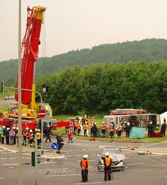 Schwerer Unfall mit Reisebus Lohmar Donrather Dreieck P425.JPG